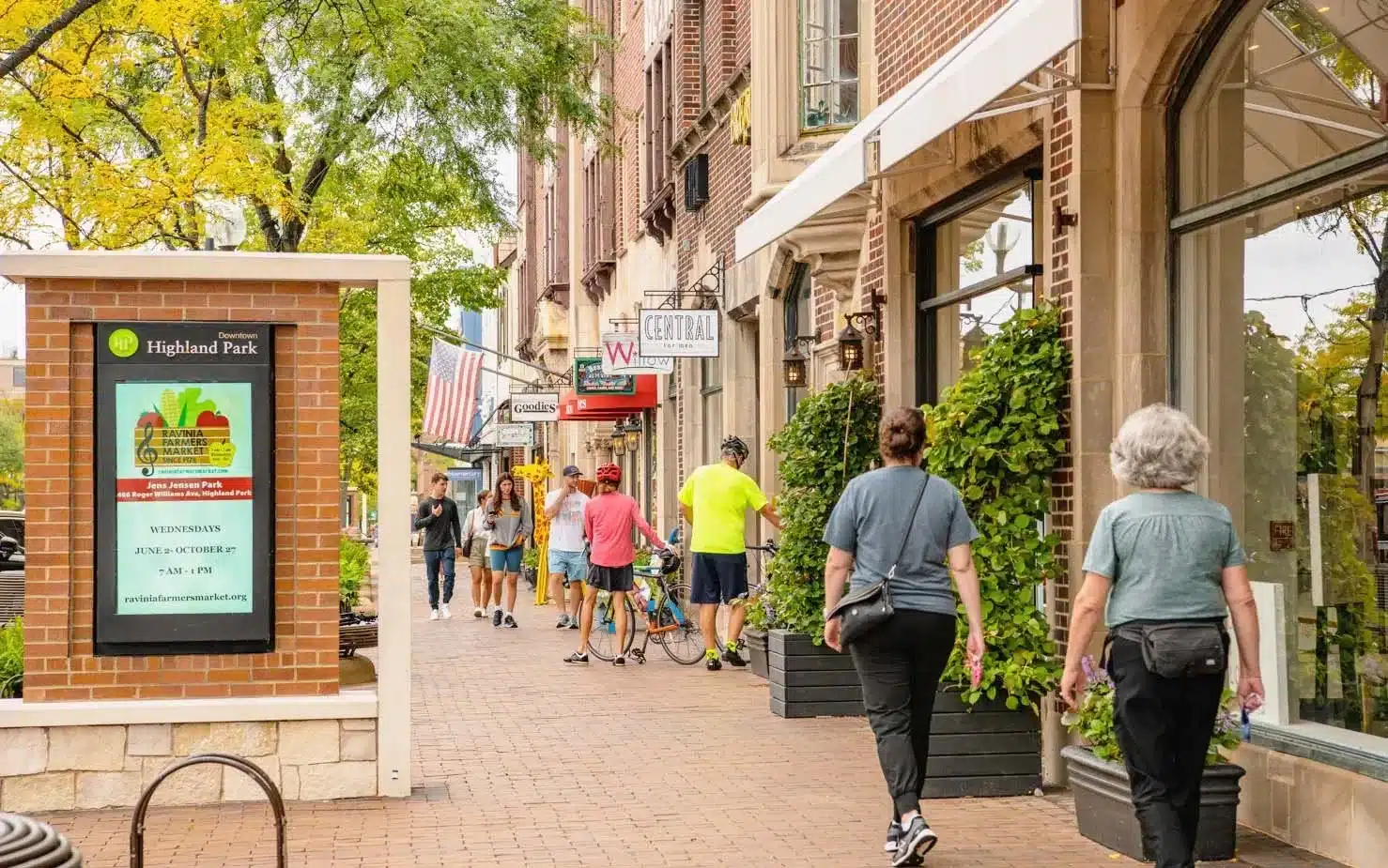 Downtown Highland Park IL Shops and Streetscape | MacLagan Home Loans Pedestrians walking along the brick sidewalk in downtown Highland Park IL with boutique shops and Central Avenue storefronts